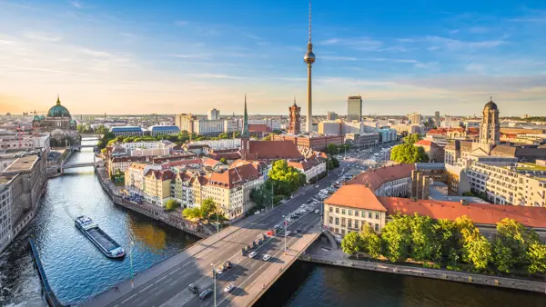Berlin by med TV-tårnet og floden. 