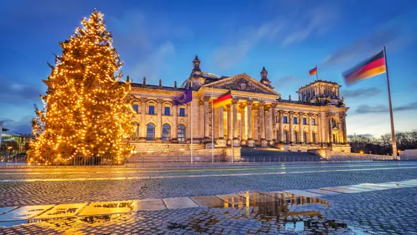Rigsdagsbygning i Berlin med tændt juletræ.
